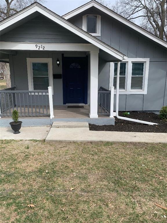 view of front of house with a porch and a front lawn