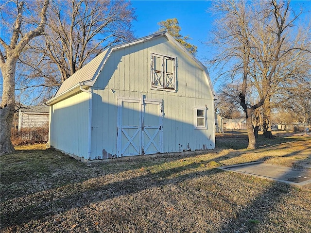 view of barn featuring a lawn