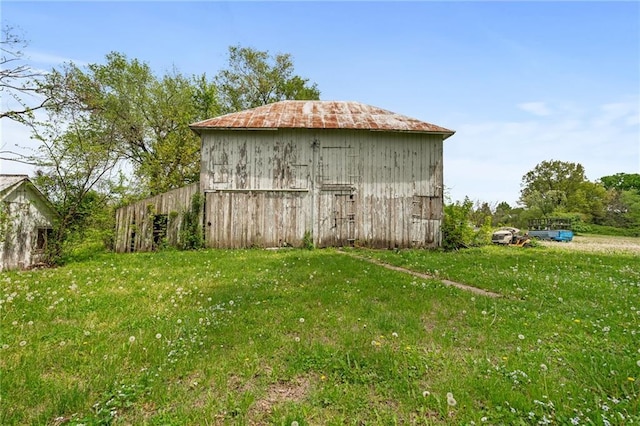 view of barn with a yard