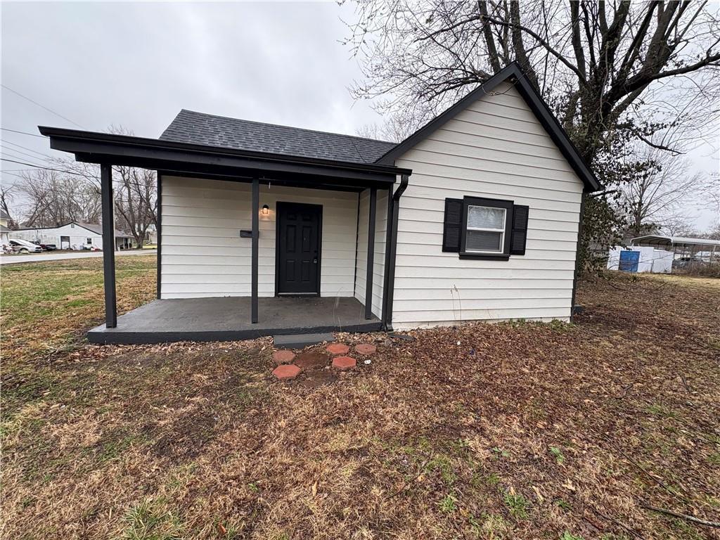 506 Cunningham St, Richmond, MO 64085 - view of front of property featuring a porch and roof with shingles