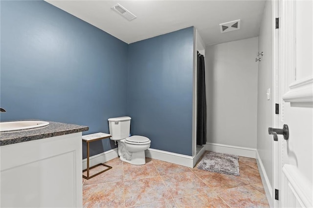 full bath featuring toilet, baseboards, visible vents, and curtained shower