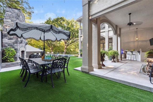 view of patio featuring outdoor dining area and ceiling fan