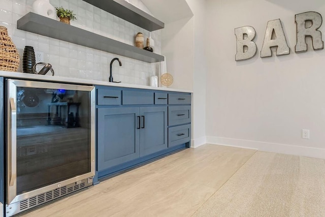 13021 W 174th Pl, Overland Park, KS 66221 - indoor wet bar featuring beverage cooler, tasteful backsplash, and baseboards