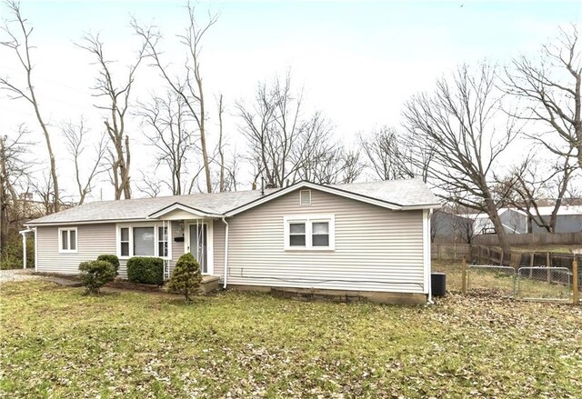 607 SW 8th St, Blue Springs, MO 64015 - view of front of house featuring a gate, a front yard, and fence