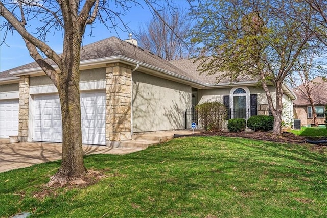 ranch-style home featuring stucco siding, a garage, a front lawn, and roof with shingles