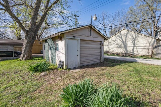 view of outdoor structure with an outbuilding