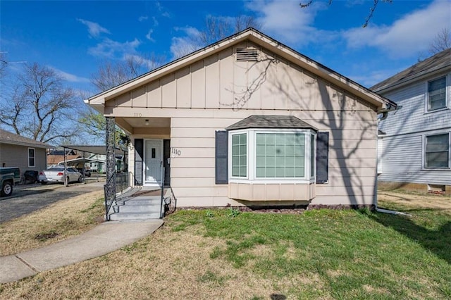 bungalow-style house with a front yard