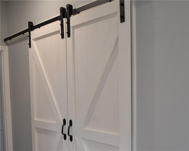 660 Elmdale, Chillicothe, MO 64601 - details featuring a barn door