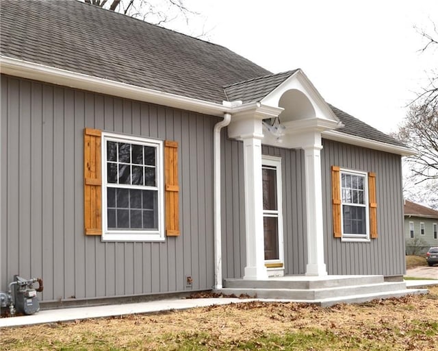 660 Elmdale, Chillicothe, MO 64601 - view of exterior entry featuring a shingled roof