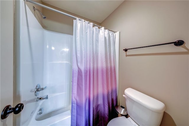 bathroom featuring toilet and shower / tub combo