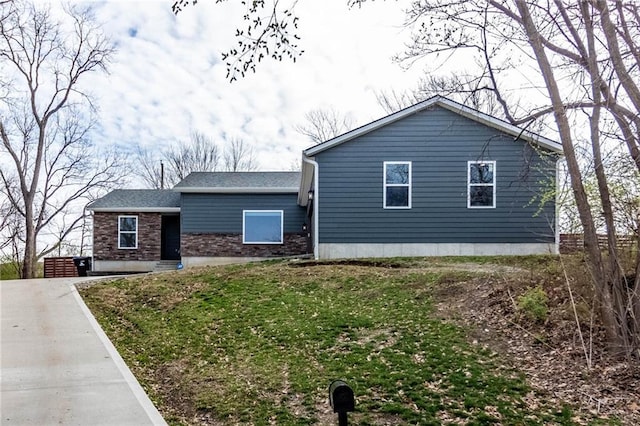 view of front of property featuring brick siding and a front lawn