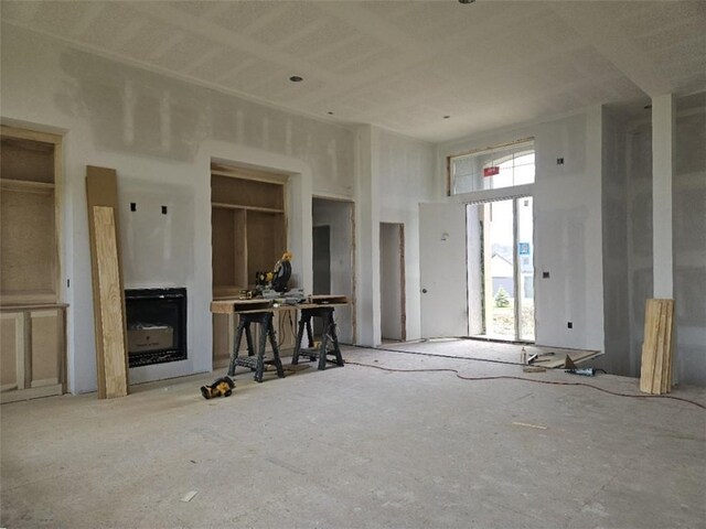 4275 Lake Shore Ct, Basehor, KS 66007 - living area with a towering ceiling