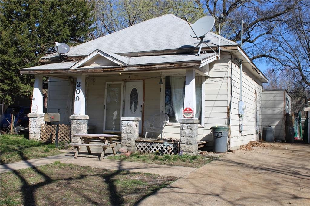 view of front of house with covered porch and driveway