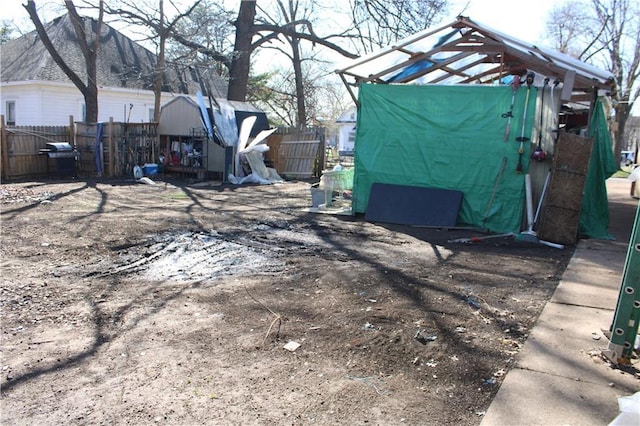 view of yard with an outbuilding and fence
