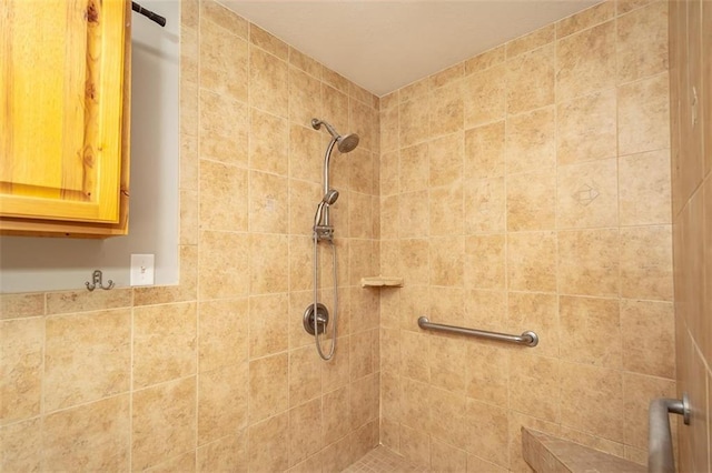 bathroom featuring a tile shower