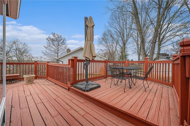 deck with outdoor dining space