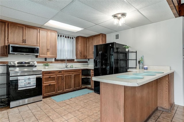 134 Timber Valley Dr, Linn Valley, KS 66040 - kitchen featuring visible vents, appliances with stainless steel finishes, a sink, light countertops, and a peninsula