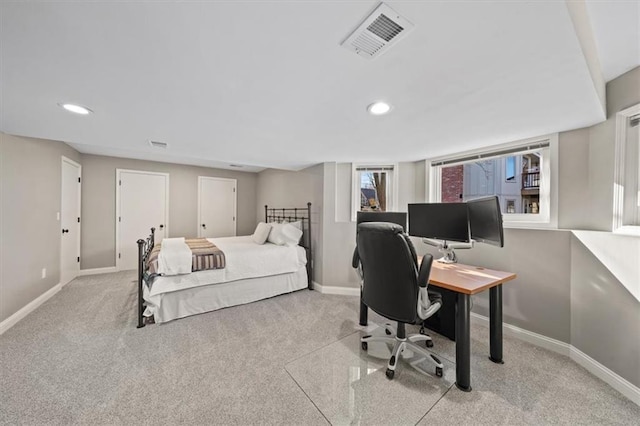 bedroom featuring visible vents, baseboards, recessed lighting, and carpet