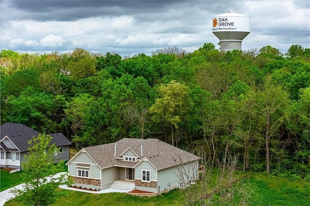 bird's eye view featuring a wooded view