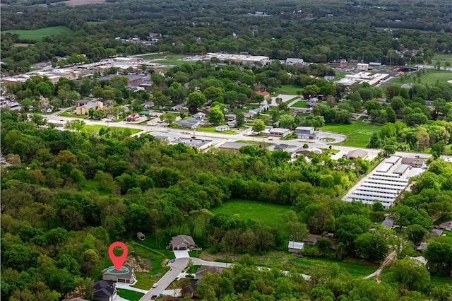 birds eye view of property featuring a forest view