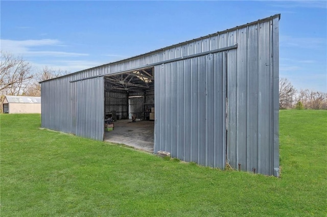 view of pole building featuring a yard