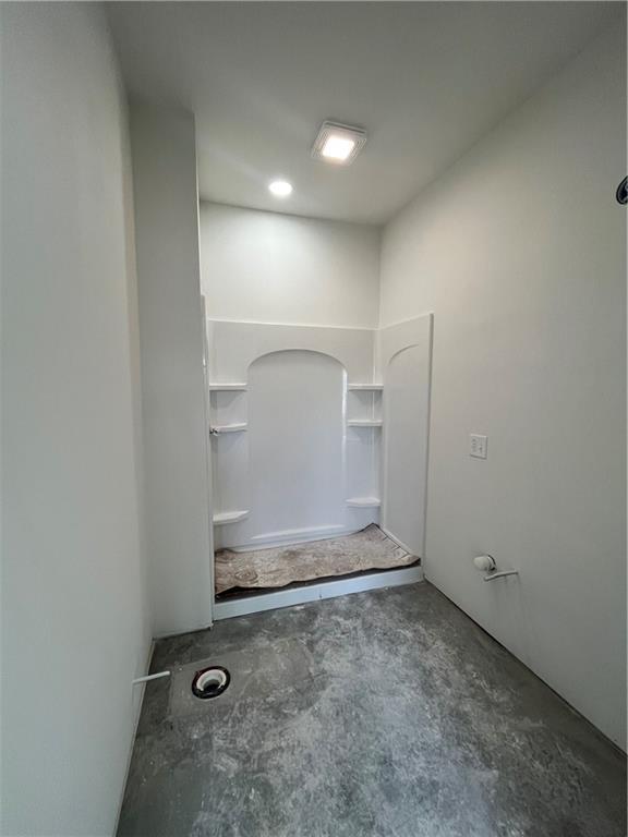 bathroom featuring unfinished concrete flooring