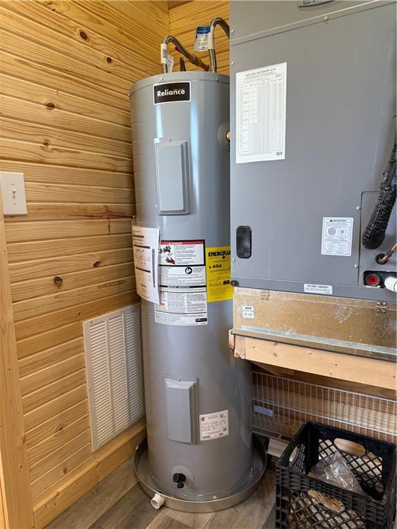 906 Park St, Cherryvale, KS 67335 - utilities featuring water heater