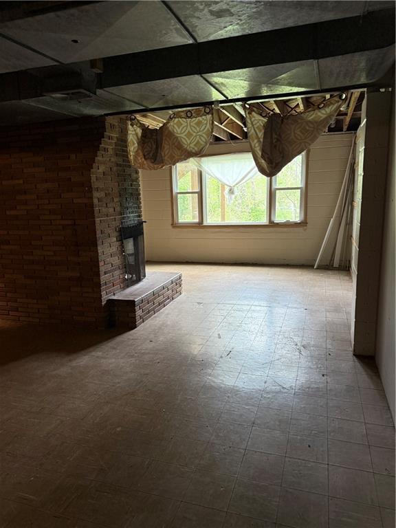 1020 Francis St, Lexington, MO 64067 - interior space