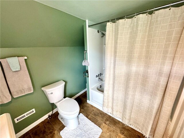 3640 Forest Ave, Kansas City, MO 64109 - full bath featuring toilet, shower / tub combo with curtain, and baseboards