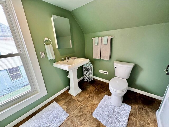 3640 Forest Ave, Kansas City, MO 64109 - half bath featuring lofted ceiling, toilet, and baseboards