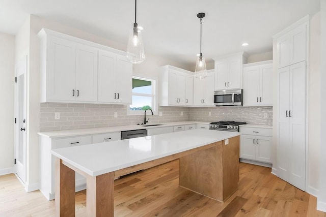 16470 W 166th Pl, Olathe, KS 66062 - kitchen featuring appliances with stainless steel finishes, a sink, backsplash, light wood-style flooring, and recessed lighting