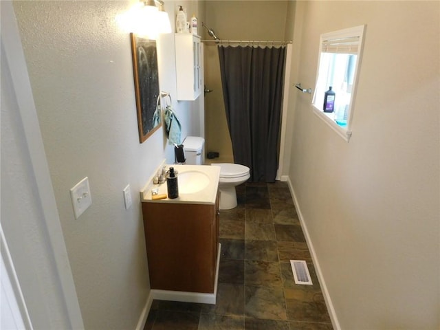 308 W 5th St, Pittsburg, KS 66762 - bathroom with toilet, curtained shower, vanity, baseboards, and visible vents