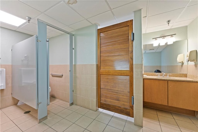 308 W 8th St Unit 505, Kansas City, MO 64105 - full bath with tile patterned flooring, vanity, tile walls, and a paneled ceiling