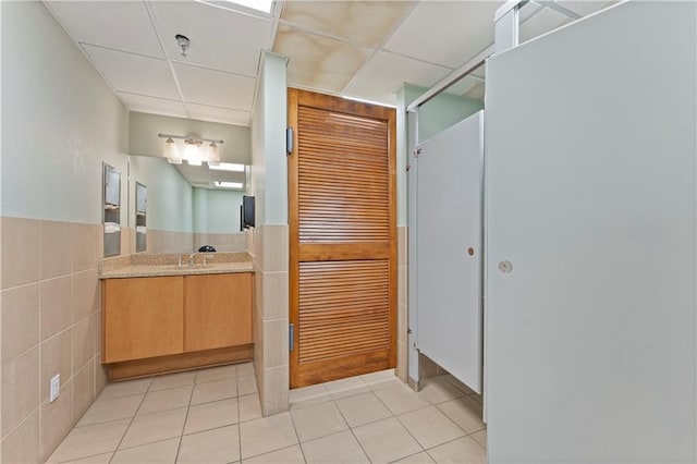 308 W 8th St Unit 505, Kansas City, MO 64105 - full bath featuring tile walls, a closet, tile patterned floors, vanity, and a drop ceiling