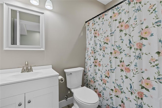 200 NW 180th St, Smithville, MO 64089 - full bathroom featuring vanity, toilet, a shower with curtain, and baseboards