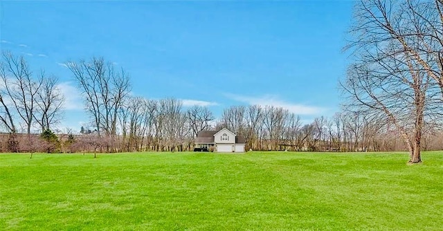 view of yard featuring a barn
