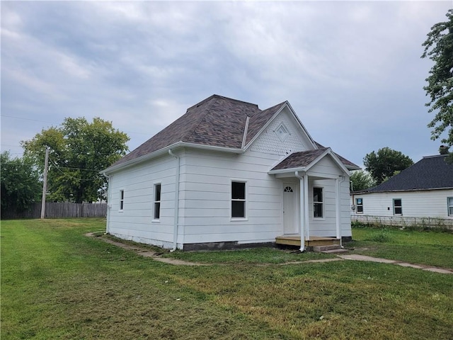 6211 Washington St, Saint Joseph, MO 64504 - view of front of property featuring fence and a front yard
