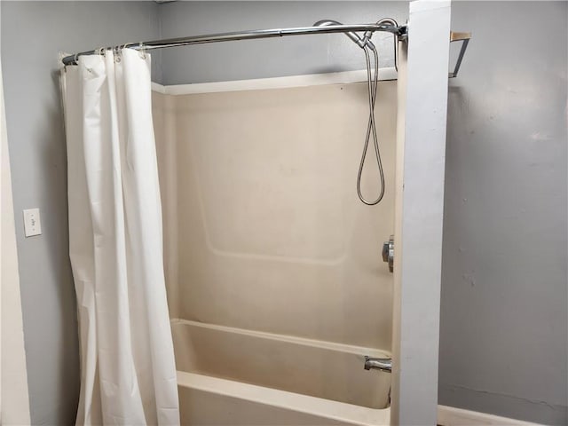 1126 S Pearl St, Independence, MO 64050 - full bath featuring shower / bath combo with shower curtain