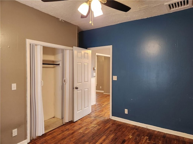 1126 S Pearl St, Independence, MO 64050 - unfurnished bedroom with a closet, a ceiling fan, wood finished floors, a textured ceiling, and visible vents