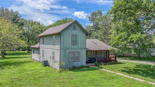 1404 S Market St, Holden, MO 64040 - view of front facade featuring board and batten siding, a porch, and a front yard