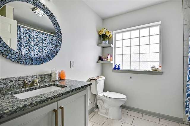 2705 Endicott Ave, Kansas City, KS 66104 - bathroom with baseboards, toilet, vanity, and a shower with curtain