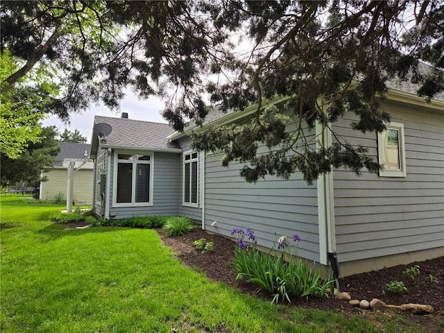 view of side of property featuring a lawn