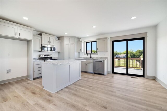 815 W Solomon Dr, Lone Jack, MO 64086 - kitchen featuring stainless steel appliances, light wood-style floors, recessed lighting, a kitchen island, and baseboards