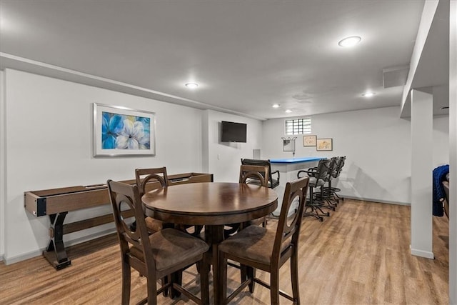 dining room with recessed lighting, light wood-style floors, and baseboards