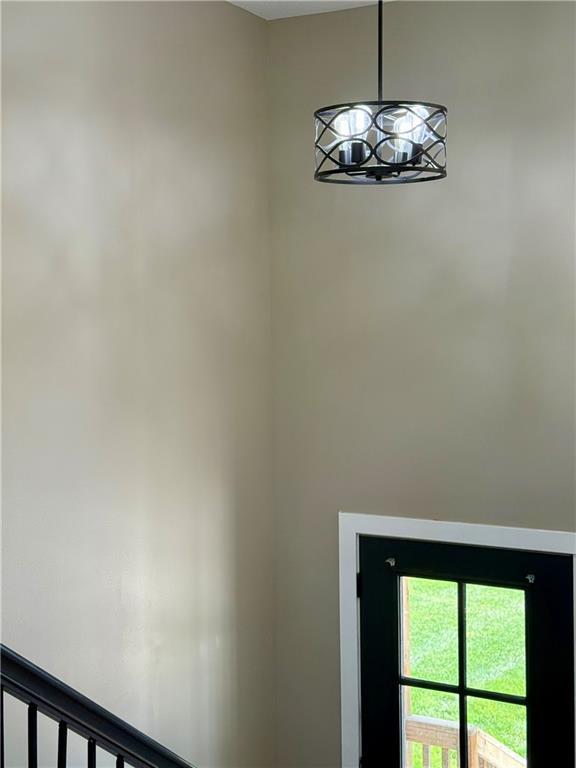 room details featuring a notable chandelier