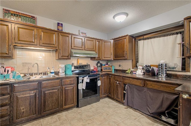 kitchen with stainless steel electric stove, a sink, dark countertops, backsplash, and under cabinet range hood