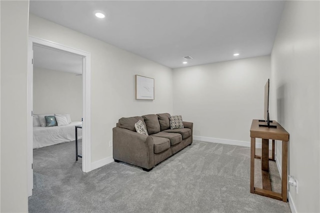 living room with visible vents, baseboards, carpet floors, and recessed lighting