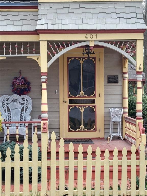 property entrance featuring a porch