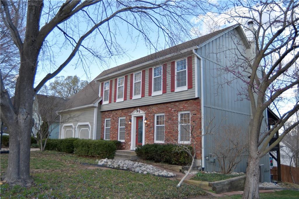 8537 Greenwood Ln, Lenexa, KS 66215 - photo 1