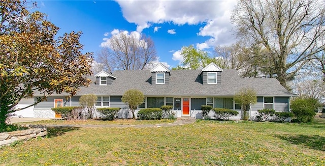 cape cod house featuring a front yard